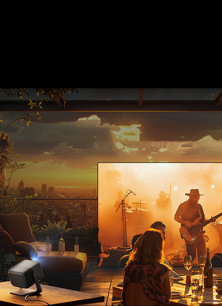 JMGO N1S Infinity com áudio imersivo reproduzindo show de banda ao vivo em tela grande ao ar livre, com amigos jantando e aproveitando a projeção