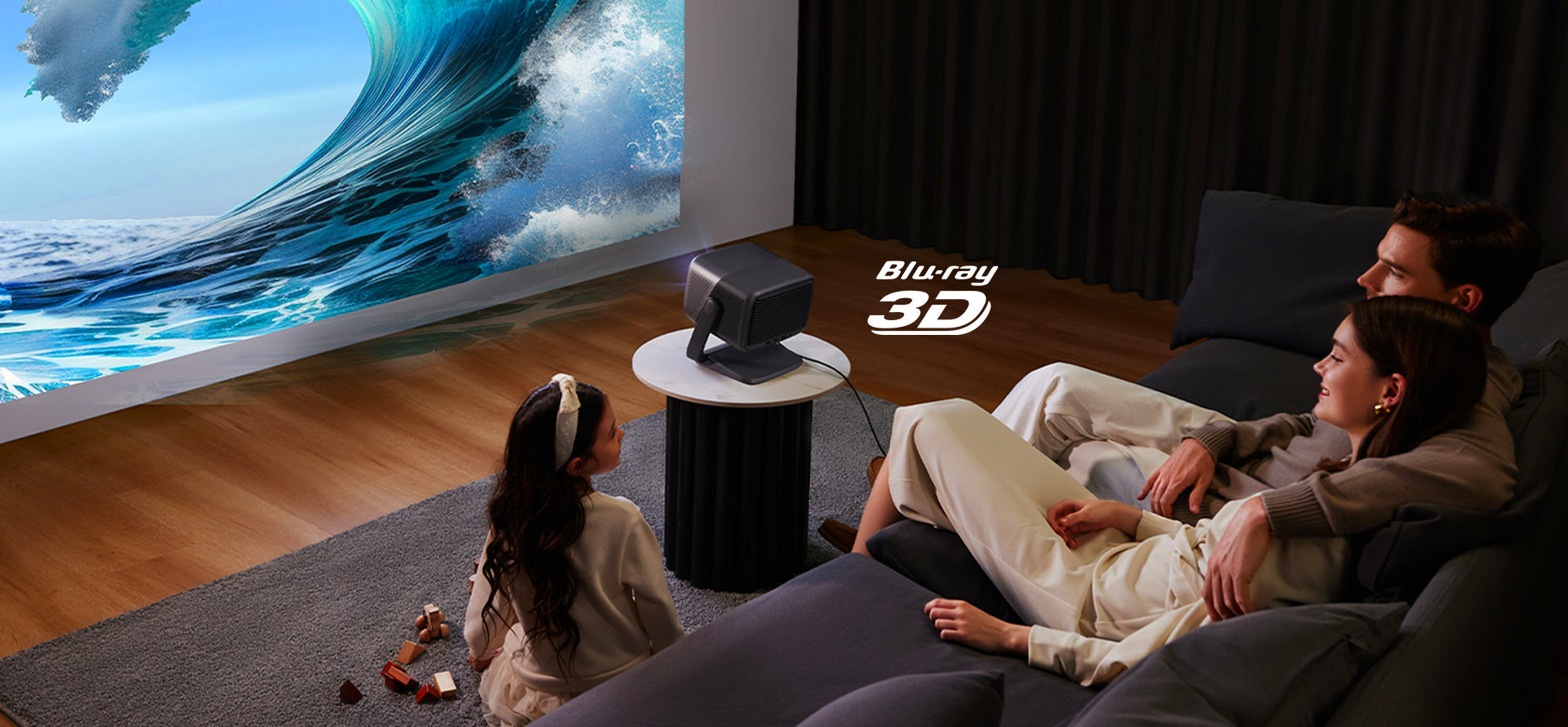 Família assistindo cena oceânica imersiva em 3D projetada na parede com JMGO N1S Infinity