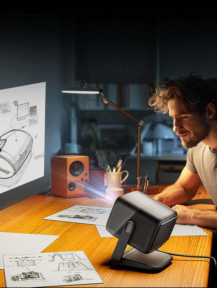 Projetor N1S Infinity reproduzindo esboços de produtos na parede do escritório de design