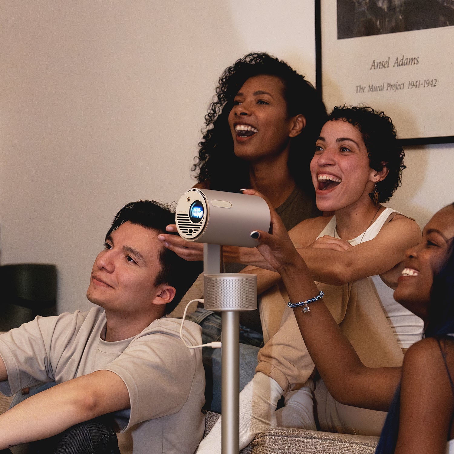 (FS) XGIMI MoGo 3 Pro - Mini Projetor LED Portátil para Externos com 450 Lúmens ISO, Google TV, Netflix, PowerBase e Bateria Integrada