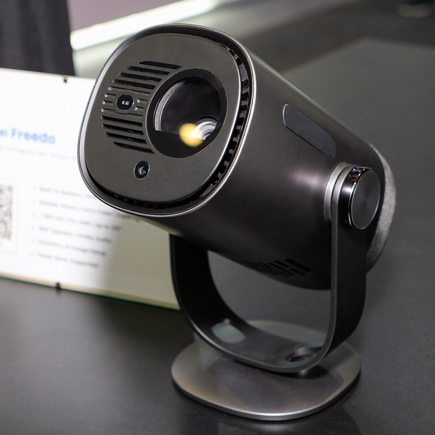 Dangbei Freedo Projetor Portátil 1080P Google TV com Netflix Licenciado e Suporte Inclinável de 165°