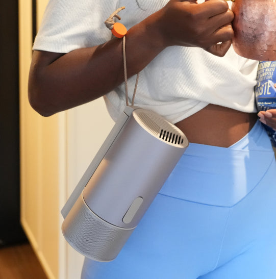 (FS) XGIMI MoGo 3 Pro - Mini Projetor LED Portátil para Externos com 450 Lúmens ISO, Google TV, Netflix, PowerBase e Bateria Integrada