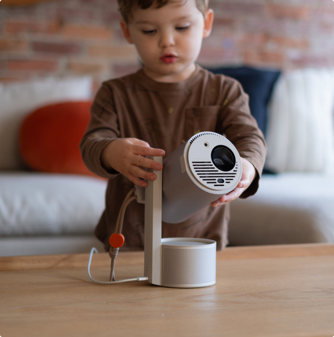 (FS) XGIMI MoGo 3 Pro - Mini Projetor LED Portátil para Externos com 450 Lúmens ISO, Google TV, Netflix, PowerBase e Bateria Integrada