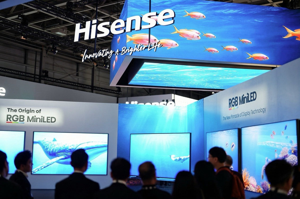 Estande da Hisense na IFA 2026 com telas RGB MiniLED exibindo imagens de vida marinha em alto brilho